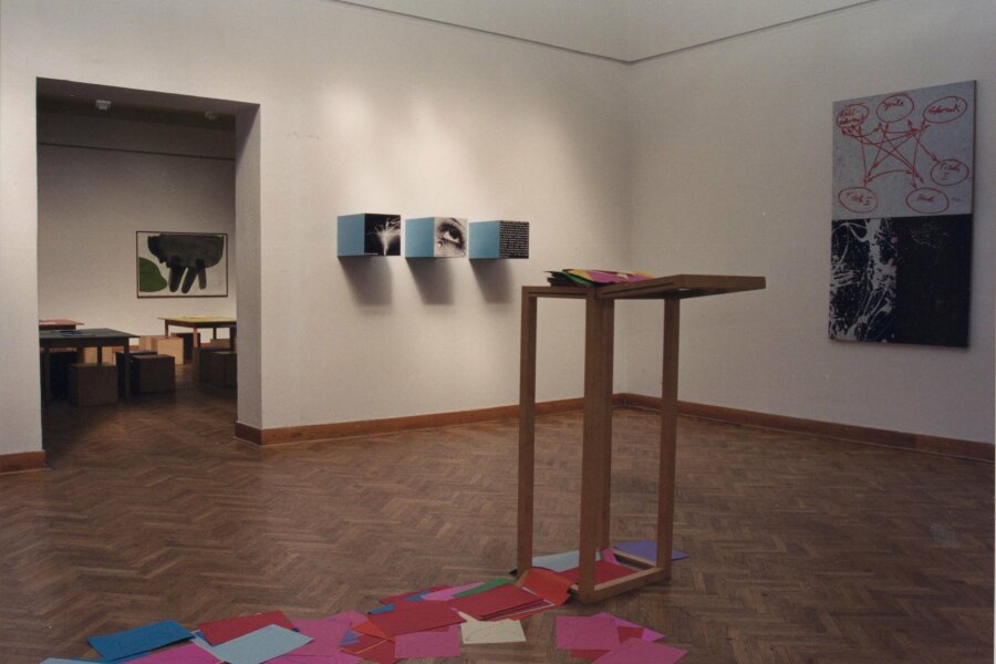 Pohled do výstavy Diskurs Feminin, v popředí instalace Kathariny Karrenberg; foto: Anna Pecková